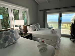 4 bedrooms, desk, iron/ironing board, travel cot - NEW Villa La Brisa Luxe Hideaway (Northside)