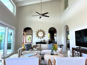 TV - NEW Villa La Brisa Luxe Hideaway (Northside)