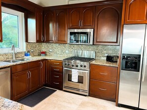 Fridge, microwave, oven, stovetop - NEW Villa La Brisa Luxe Hideaway (Northside)