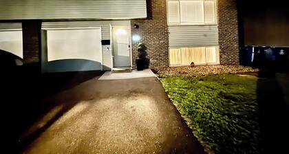 Spacious Townhome Retreat Fully Stocked Near Downtown Robbinsdale
