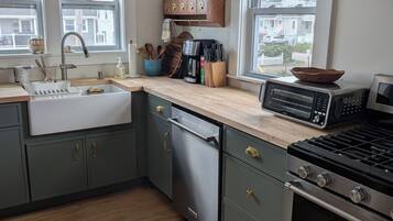 Fridge, oven, stovetop, dishwasher