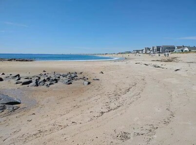 Reno'd 7-bedroom getaway steps from Hampton harbor 5 min walk to Seabrook Beach!