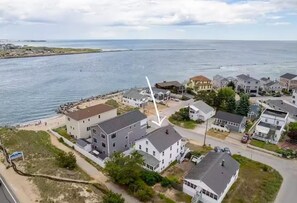 Exterior - Reno'd 7-bedroom getaway steps from Hampton harbor 5 min walk to Seabrook Beach! (Seabrook)