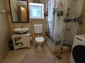 Studio (Studio Apartment) | Bathroom | Shower, towels - Viva Ve (Brinje)