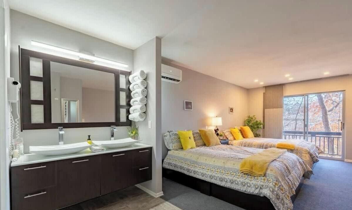 3 bedrooms, iron/ironing board, WiFi (free), bed sheets
