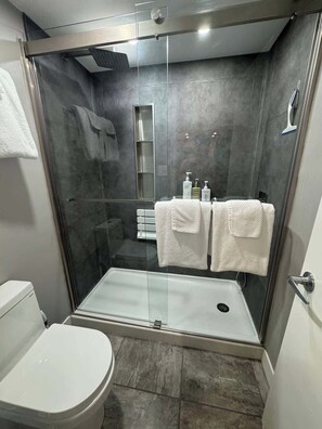 Suihku, hiustenkuivaaja, sampoo