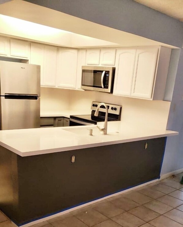 Réfrigérateur, four à micro-ondes, un four, surface de cuisson