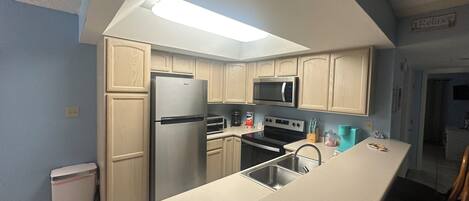 Frigorífico, microondas, horno y placa de cocina