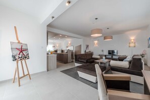 32-inch flat-screen TV with satellite channels - Luxury Escape With Swimming Pool & Modern Design (Sukosan)