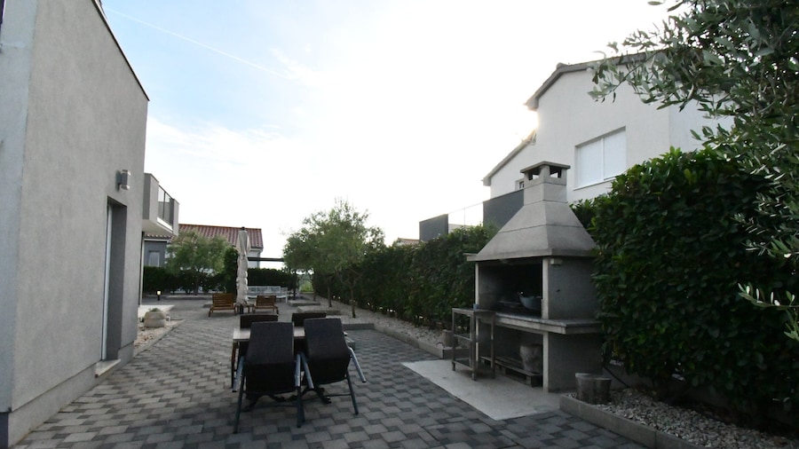 Luxury Escape With Swimming Pool & Modern Design