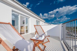 Terrace/patio - Luxury Escape With Swimming Pool & Modern Design (Sukosan)