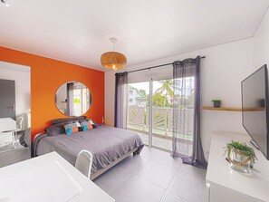 2 Schlafzimmer, Schreibtisch, Bügeleisen/Bügelbrett, Reisekinderbett