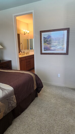 2 bedrooms, desk, iron/ironing board, WiFi