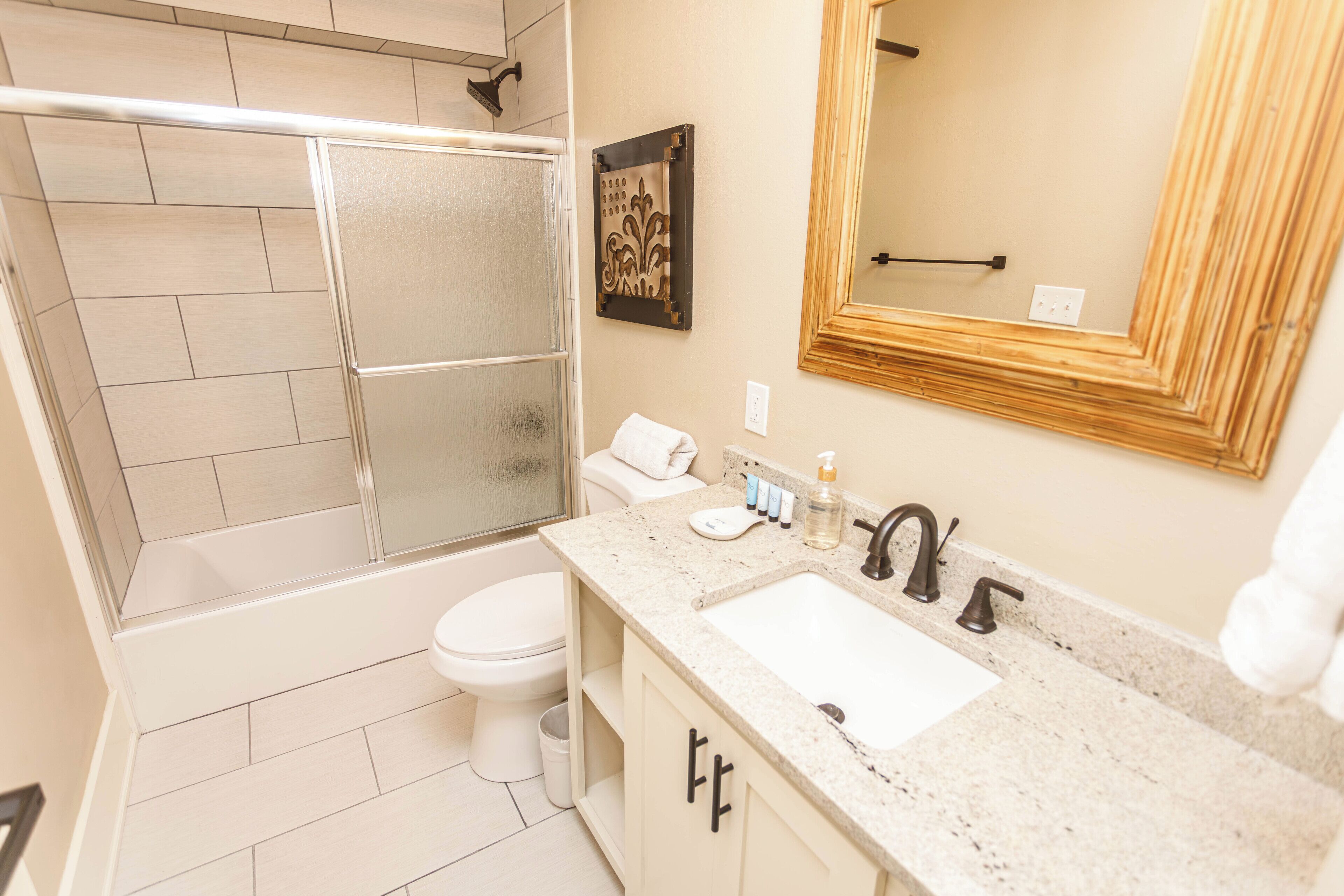 Luxury Apartment, Non Smoking, Kitchen | Bathroom | Towels, soap, shampoo, toilet paper