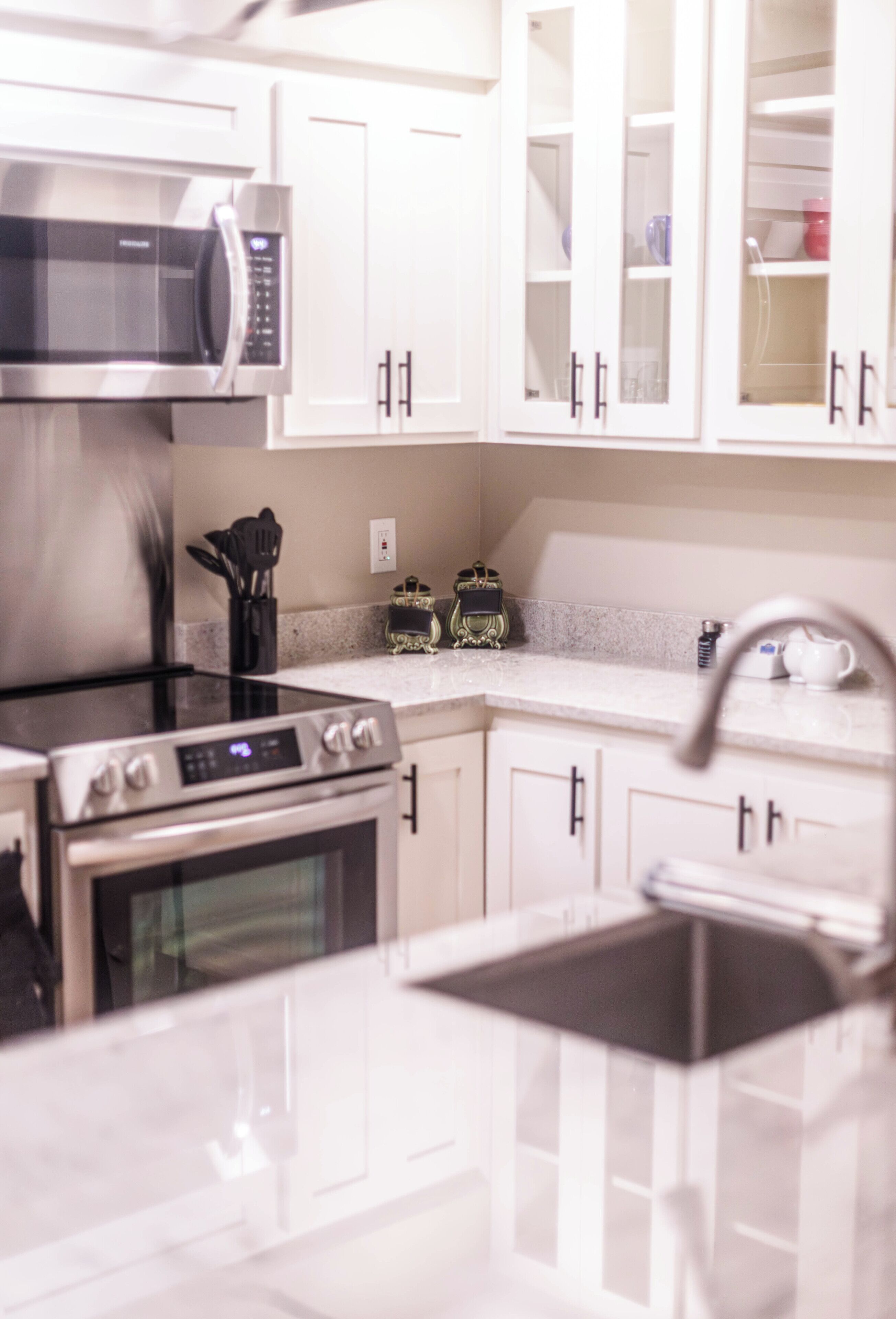 Luxury Apartment, Non Smoking, Kitchen | Private kitchen | Full-size fridge, microwave, oven, stovetop