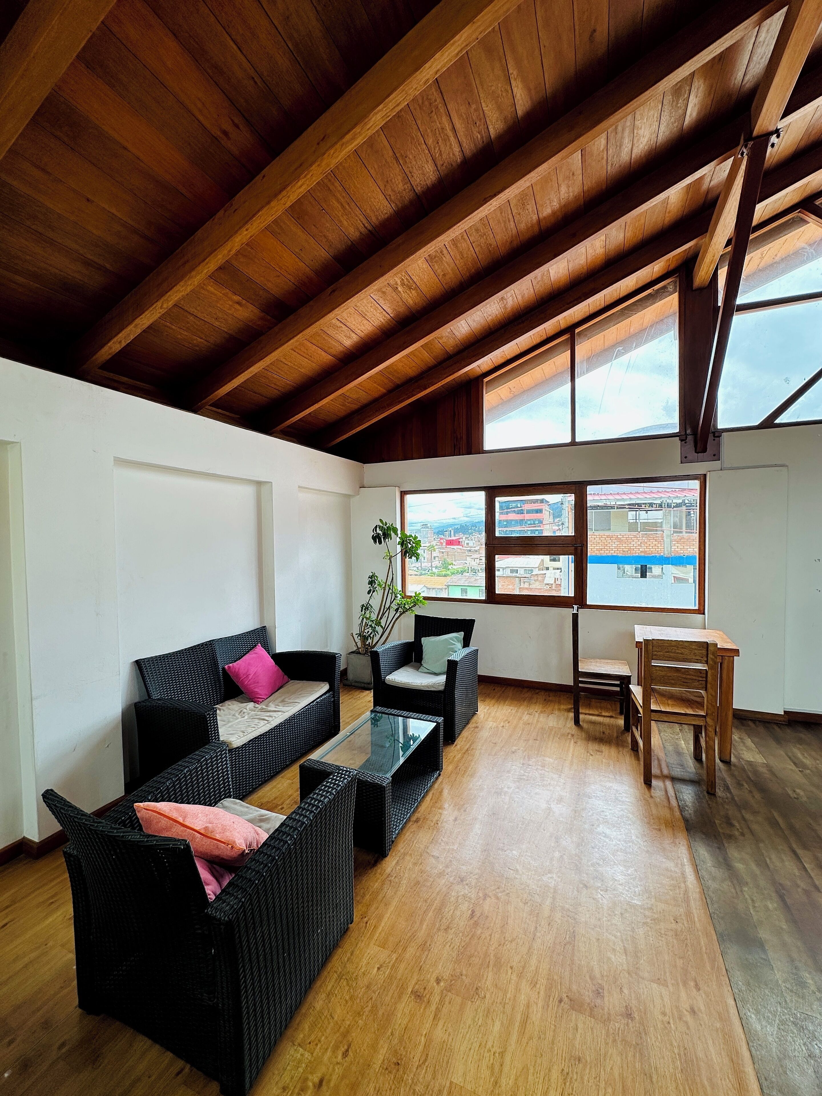 Full-sized fridge, microwave, dishwasher, cookware/dishes/utensils