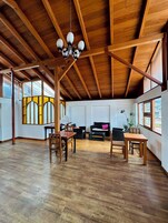 Refrigerador con freezer, microondas, lavavajillas, utensilios de cocina