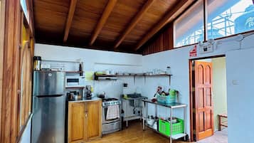 Großer Kühlschrank, Mikrowelle, Geschirrspüler