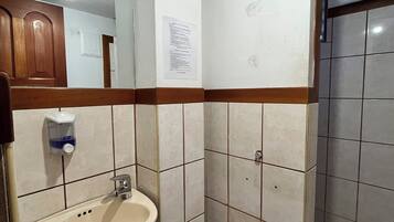 Dormitori compartit econòmic, 1 dormitori, vistes a la ciutat | Bany | Dutxa, capçal de dutxa tipus cascada, tovalloles i sabó