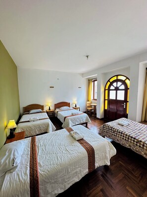 Ropa de cama de alta calidad, cubrecamas y escritorio