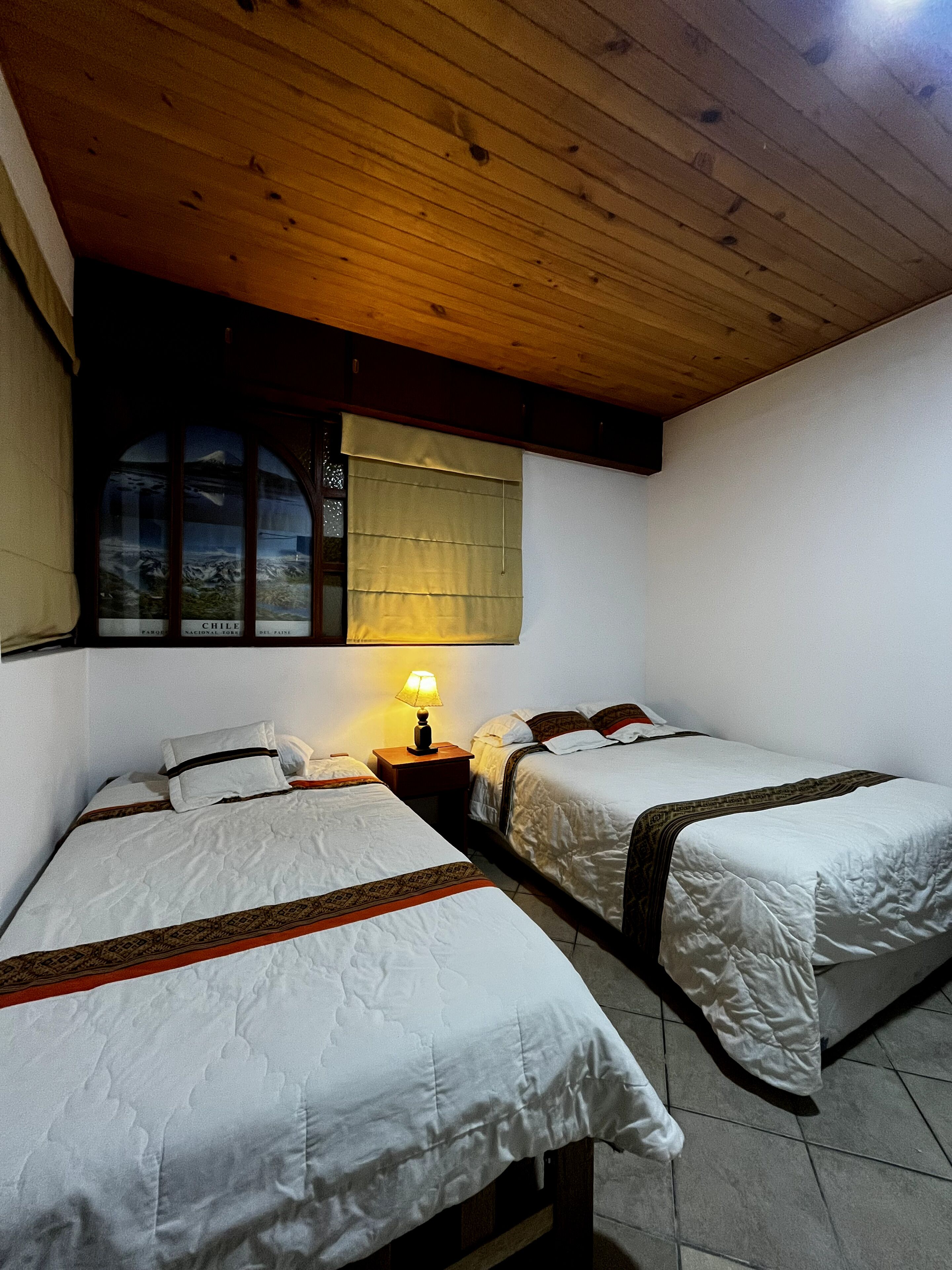 Tremannsrom – basic | Sengetøy av topp kvalitet, dundyner og skrivebord