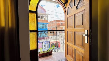 Habitación doble de lujo, 1 cama King size, cocina, vista a la montaña | Ropa de cama de alta calidad, edredón y escritorio
