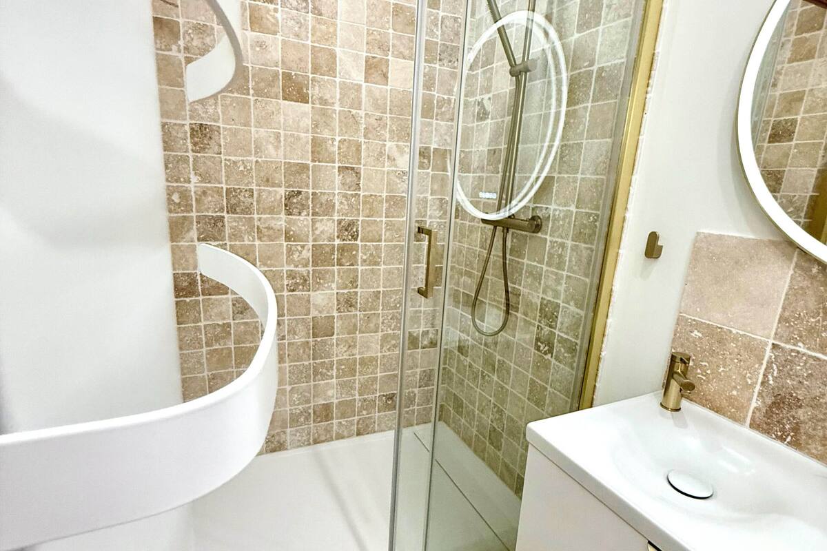 Deluxe Double Room, City View | Bathroom