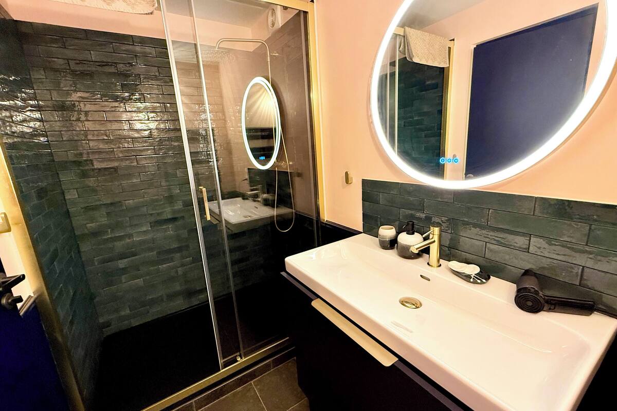 Deluxe Double Room | Bathroom