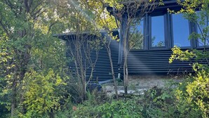A modern building with large windows and a metal structure. - Vacation home with beautiful garden near Loreley and Middle Rhine Valley (Bogel)
