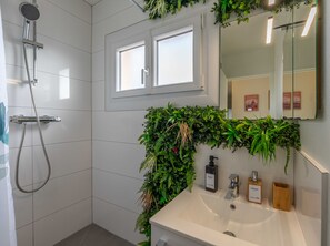 Dusch, hårtork, handdukar och tvål