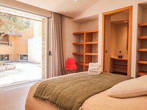 6 bedrooms, iron/ironing board, travel cot, WiFi