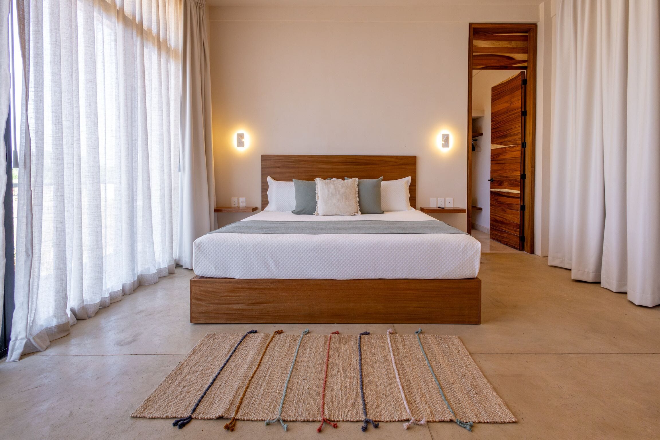 Habitación de lujo, 1 cama King size y sofá cama, balcón | Decoración personalizada, muebles diferentes y escritorio 