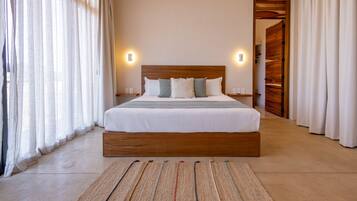 Habitación de lujo, 1 cama King size y sofá cama, balcón | Decoración personalizada, muebles diferentes y escritorio