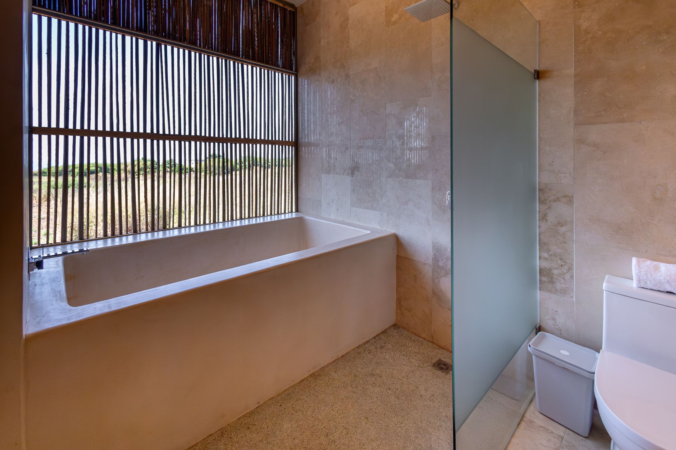 Ein Badezimmer mit Badewanne, Toilette und Duschbereich.