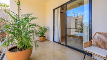 Habitación superior, 1 cama King size, balcón | Cortinas blackout, tabla de planchar con plancha y wifi gratis