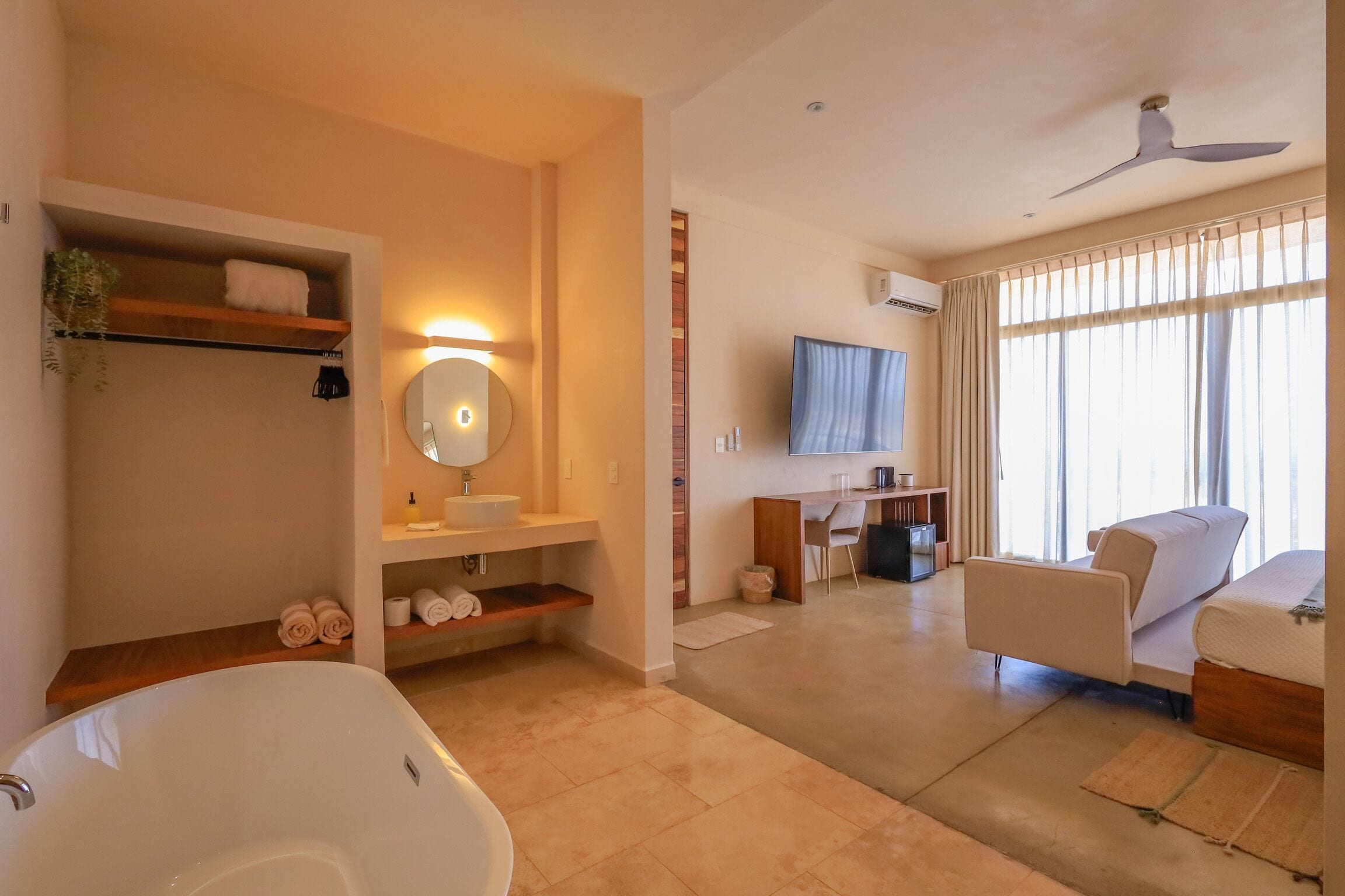Un bagno moderno con vasca, un mobile lavabo con specchio e zona doccia.