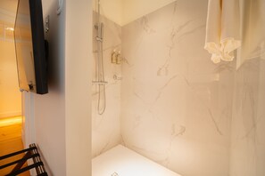 Premium Double or Twin Room | Bathroom | Hair dryer, slippers, towels, soap - Once Upon Lisboa (Lisbon)
