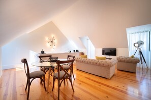 Suite | Zona de estar | Smart TV de 42 pulgadas con canales por cable