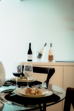 Suite | Woonruimte | Een 42-inch smart-tv met kabelzenders