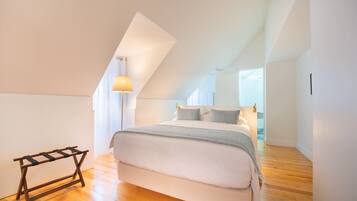 Deluxe Double or Twin Room | In-room safe, blackout drapes, soundproofing, iron/ironing board