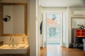 Premium kamer, 1 twee- of 2 eenpersoonsbedden | Badkamer | Een haardroger, pantoffels, handdoeken, zeep