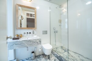 Superior Double or Twin Room | Bathroom