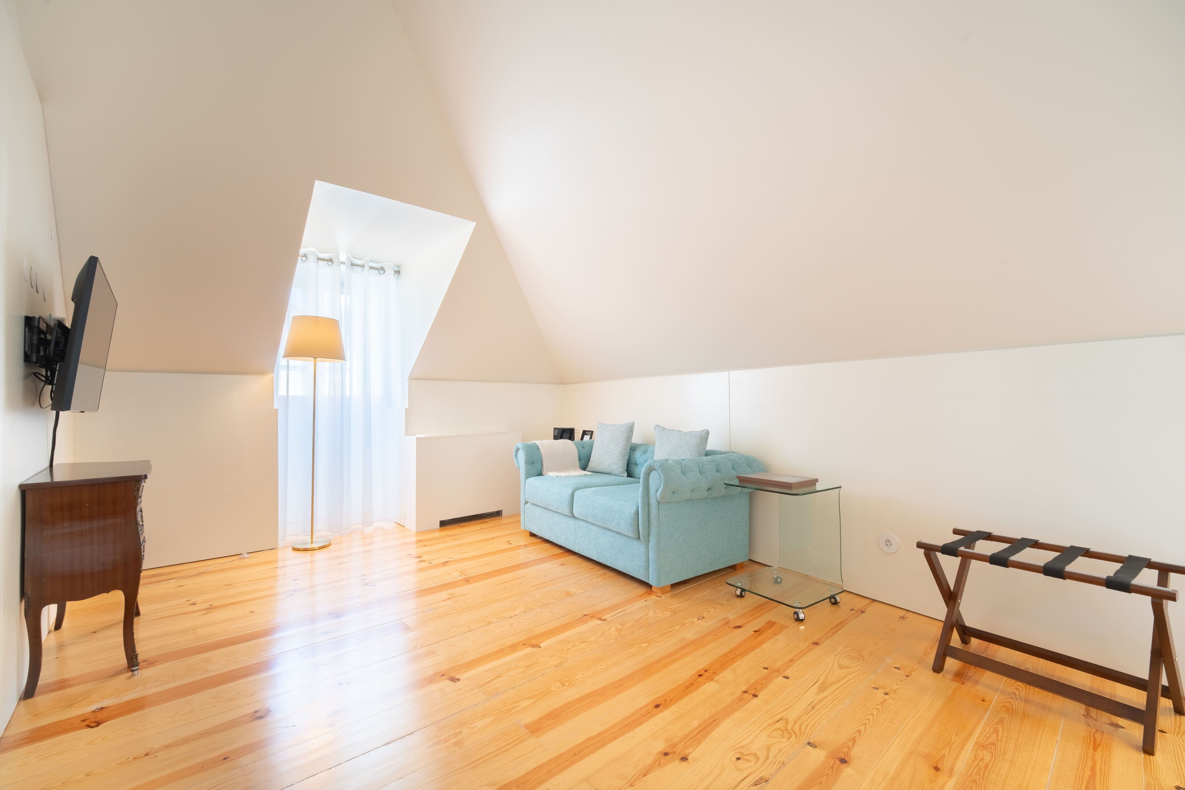 Deluxe Double or Twin Room | In-room safe, blackout drapes, soundproofing, iron/ironing board