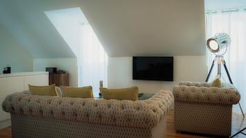 Suite | Zona de estar | Smart TV de 42 pulgadas con canales por cable