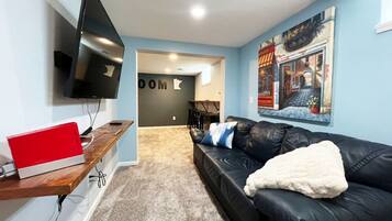 Smart TV, chimenea, videojuegos, mesa de ping pong