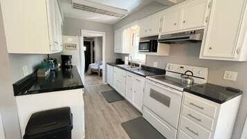 Jääkaappi, mikroaaltouuni, uuni, liesi