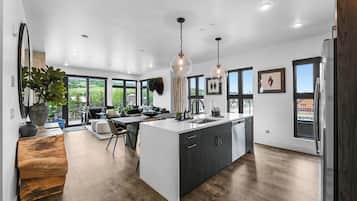 Refrigerador, microondas, horno y parrilla de estufa