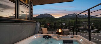 Penthouse - Mountain Views - Private Hot Tub