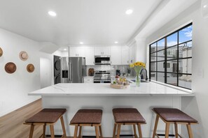 ثلاجة، ميكروويف، فرن، موقد طهي مسطح