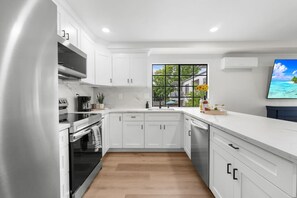 ثلاجة، ميكروويف، فرن، موقد طهي مسطح